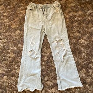 Selling a cute pair of holy jeans size 11-12y color white.